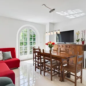 Apartment Flat With Private Parking And Netflix, Sanremo